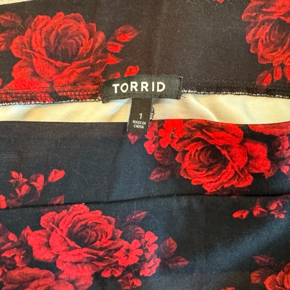 Torrid black pencil skirt w/red roses - Picture 7 of 7
